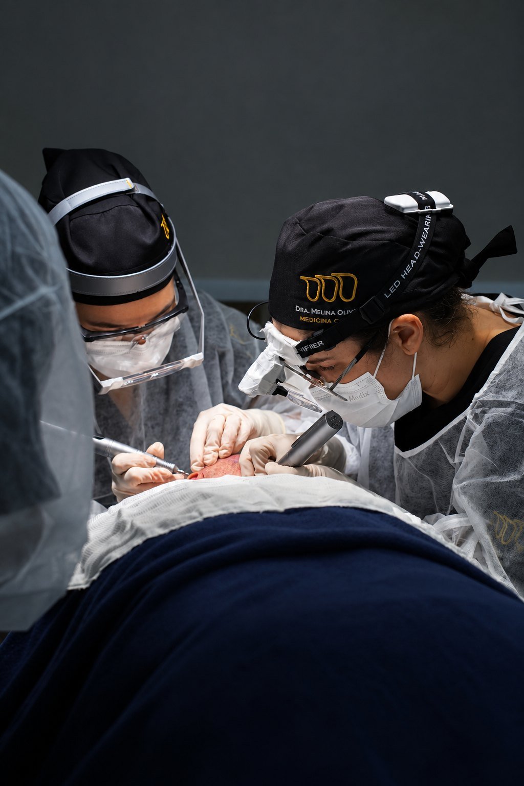 Dra. Melina Oliveira e equipe durante a cirurgia
